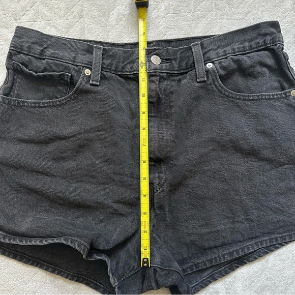 Levi’s High Waisted Denim Mom Shorts Black Size 33 - Picture 8 of 10